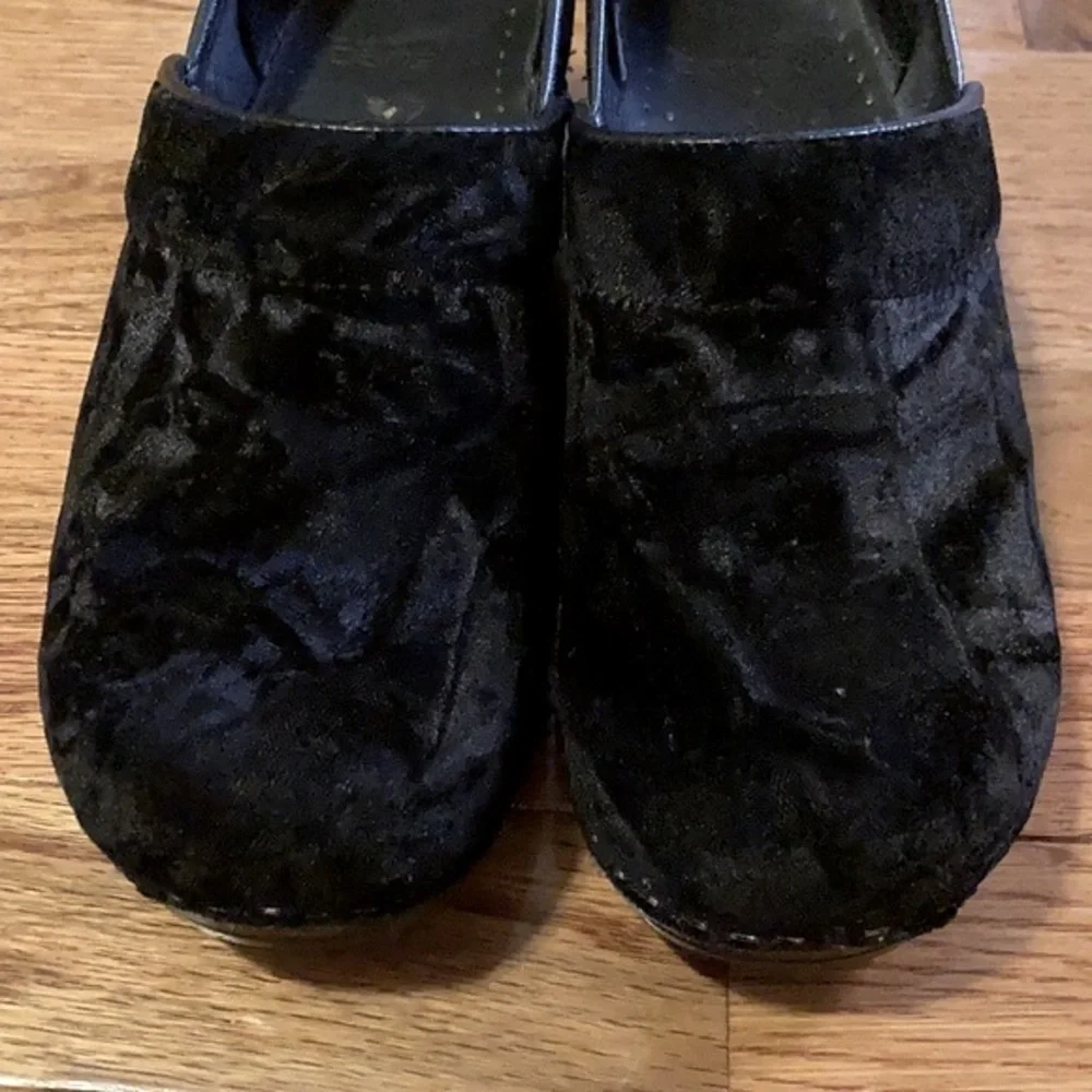 Dansko Black Crushed Velvet Nursing Clogs Size 36_8